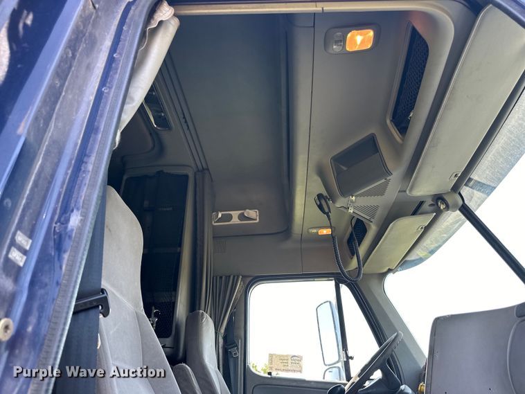 image for item DP8431 2005 Freightliner Columbia semi truck