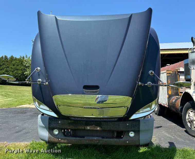 image for item DP8431 2005 Freightliner Columbia semi truck