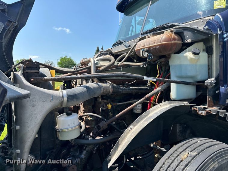 image for item DP8431 2005 Freightliner Columbia semi truck