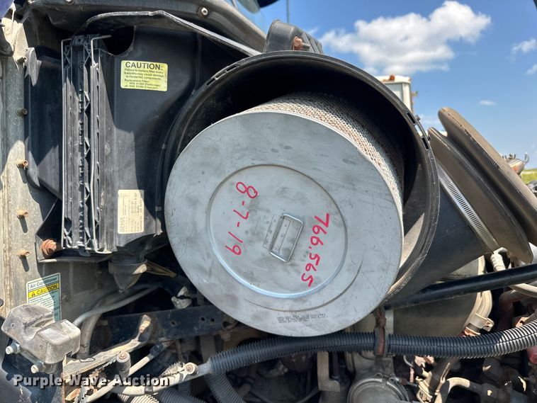 image for item DP8431 2005 Freightliner Columbia semi truck