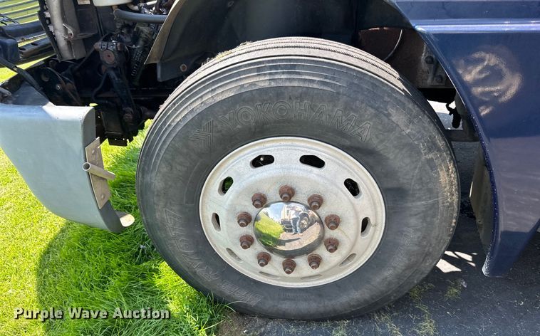 image for item DP8431 2005 Freightliner Columbia semi truck