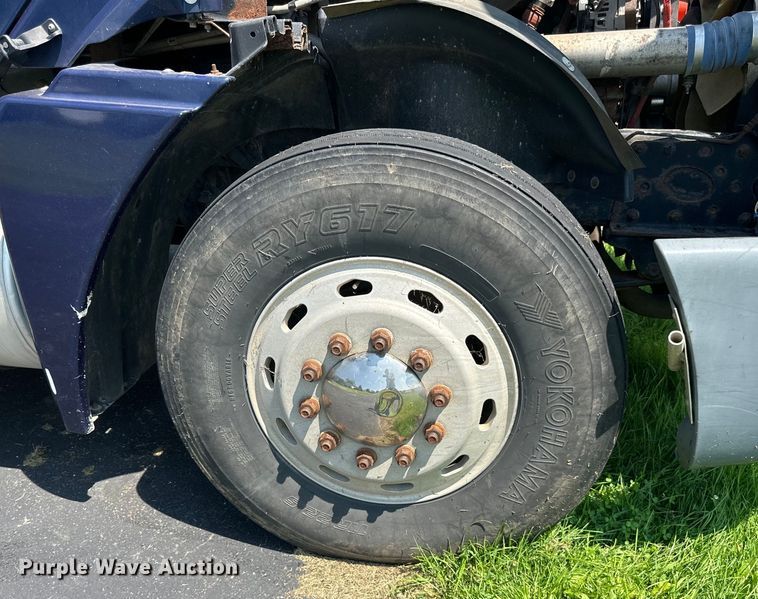 image for item DP8431 2005 Freightliner Columbia semi truck