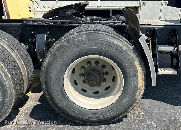 image for item DP8431 2005 Freightliner Columbia semi truck