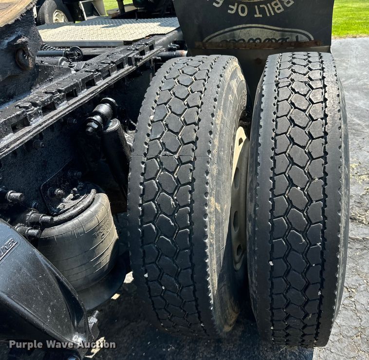 image for item DP8431 2005 Freightliner Columbia semi truck