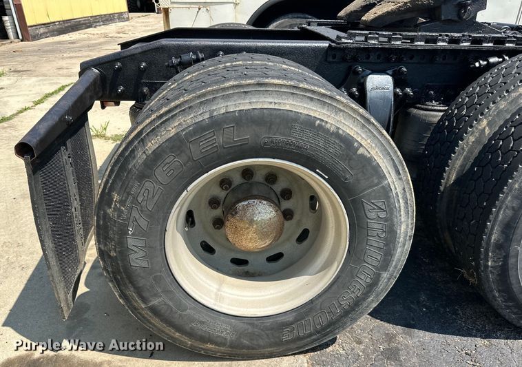 image for item DP8431 2005 Freightliner Columbia semi truck