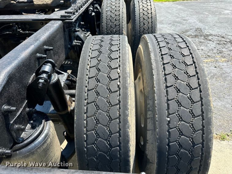 image for item DP8431 2005 Freightliner Columbia semi truck