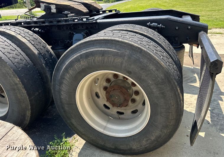 image for item DP8431 2005 Freightliner Columbia semi truck