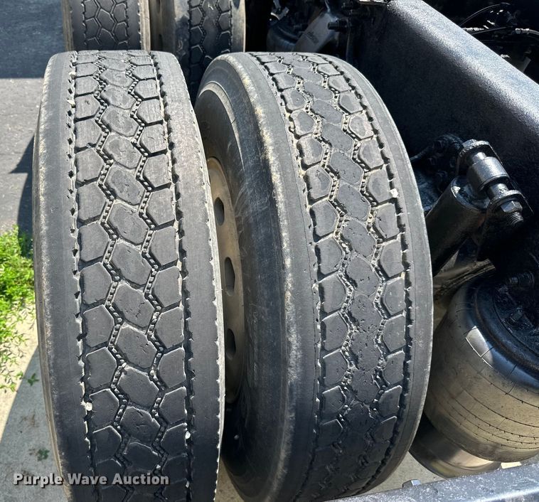 image for item DP8431 2005 Freightliner Columbia semi truck