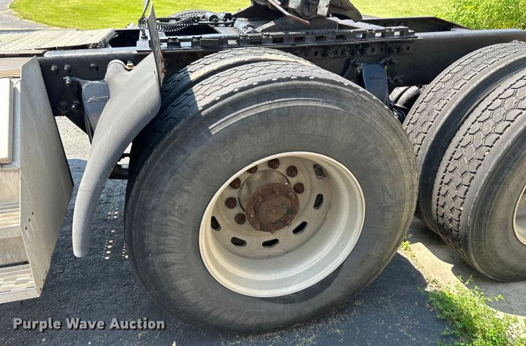 image for item DP8431 2005 Freightliner Columbia semi truck