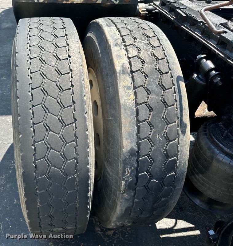 image for item DP8431 2005 Freightliner Columbia semi truck