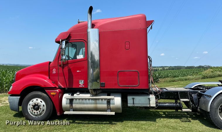 image for item DP8432 2006 Freightliner  Columbia semi truck