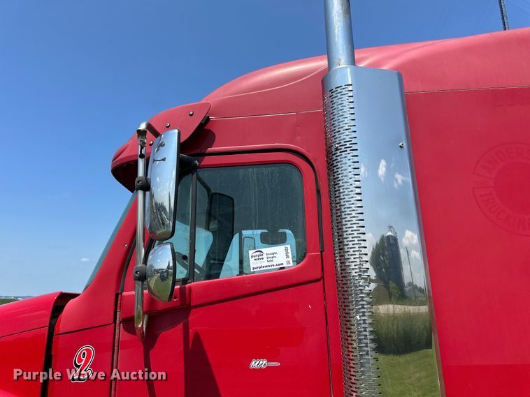 image for item DP8432 2006 Freightliner  Columbia semi truck