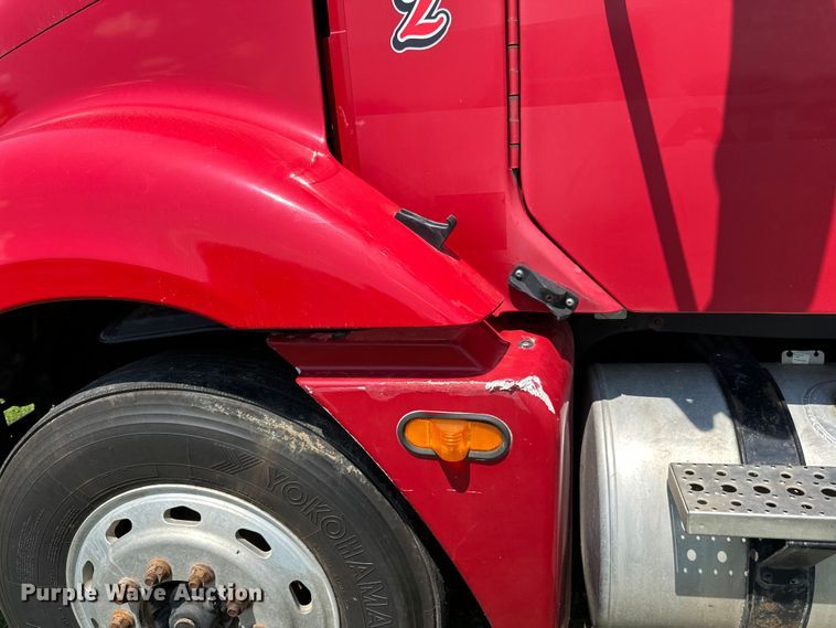 image for item DP8432 2006 Freightliner  Columbia semi truck