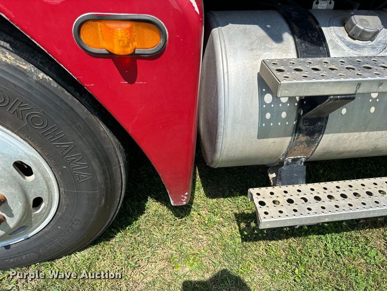 image for item DP8432 2006 Freightliner  Columbia semi truck