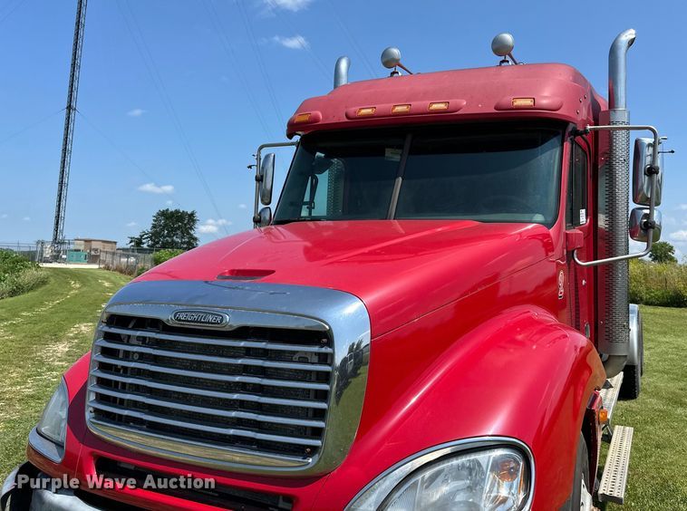 image for item DP8432 2006 Freightliner  Columbia semi truck