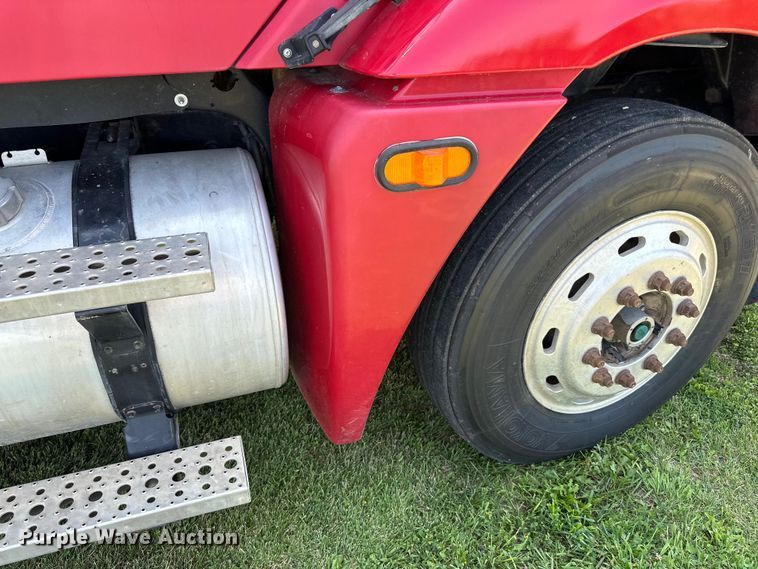 image for item DP8432 2006 Freightliner  Columbia semi truck