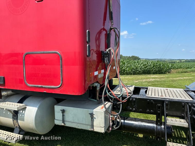 image for item DP8432 2006 Freightliner  Columbia semi truck