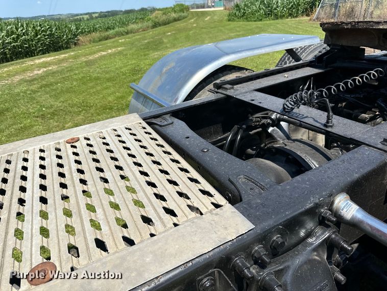 image for item DP8432 2006 Freightliner  Columbia semi truck