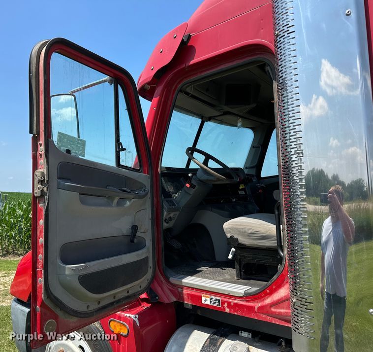 image for item DP8432 2006 Freightliner  Columbia semi truck