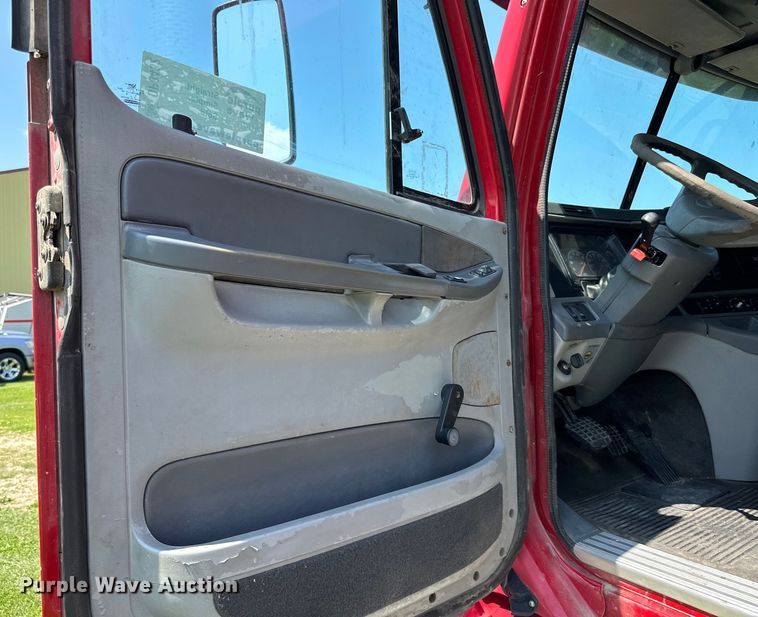 image for item DP8432 2006 Freightliner  Columbia semi truck