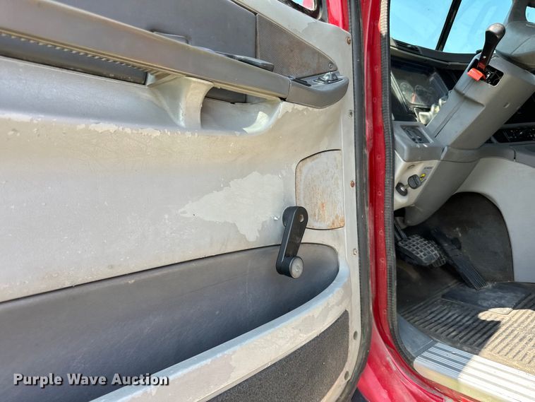 image for item DP8432 2006 Freightliner  Columbia semi truck