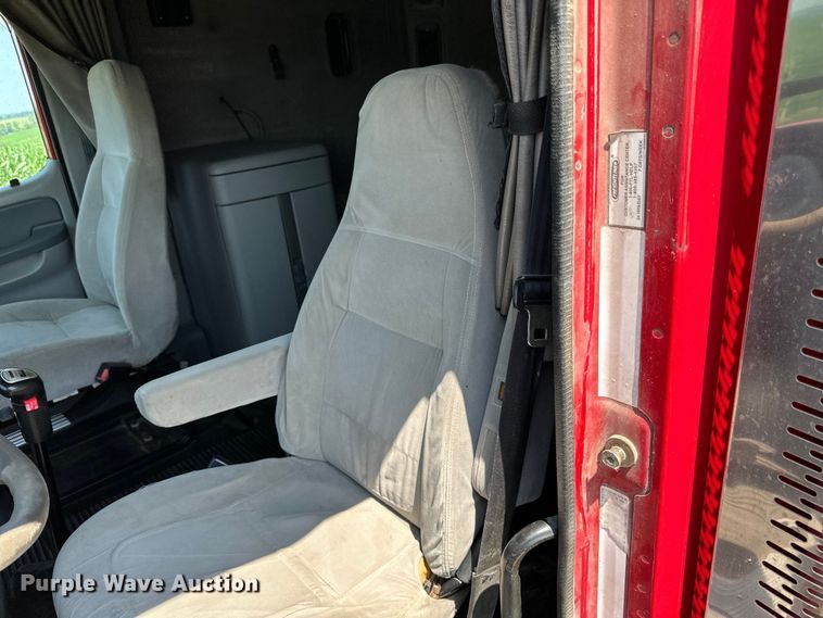 image for item DP8432 2006 Freightliner  Columbia semi truck