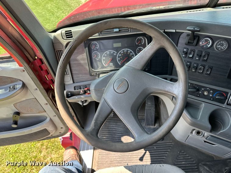 image for item DP8432 2006 Freightliner  Columbia semi truck