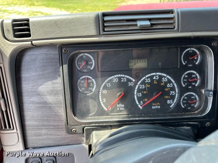 image for item DP8432 2006 Freightliner  Columbia semi truck