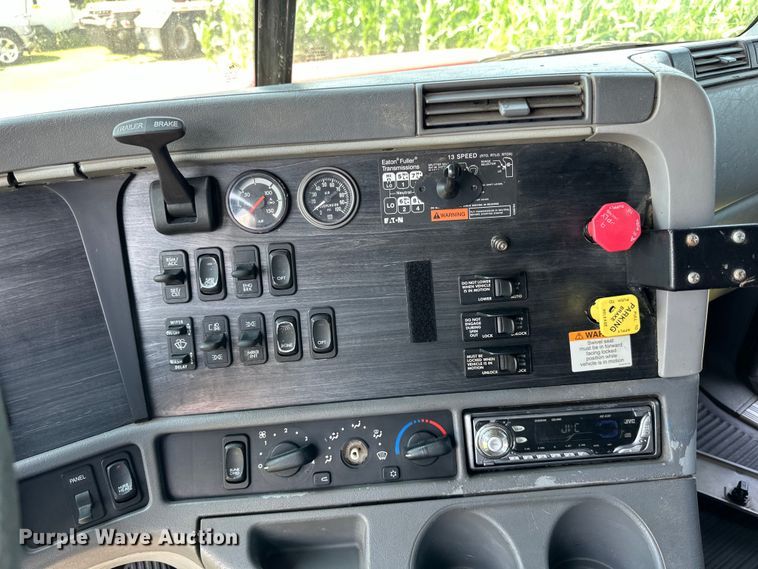 image for item DP8432 2006 Freightliner  Columbia semi truck