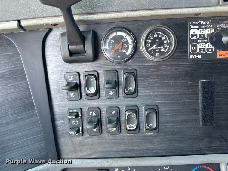 image for item DP8432 2006 Freightliner  Columbia semi truck