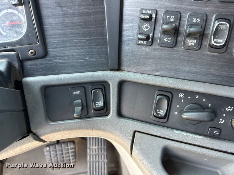 image for item DP8432 2006 Freightliner  Columbia semi truck