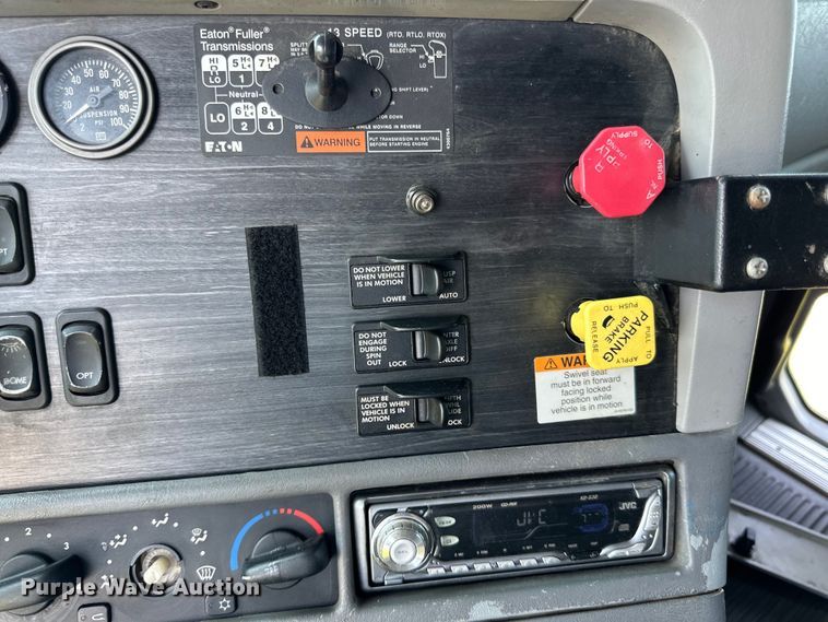 image for item DP8432 2006 Freightliner  Columbia semi truck