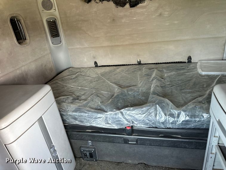 image for item DP8432 2006 Freightliner  Columbia semi truck