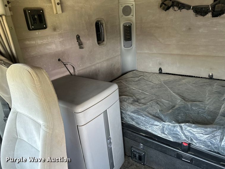 image for item DP8432 2006 Freightliner  Columbia semi truck