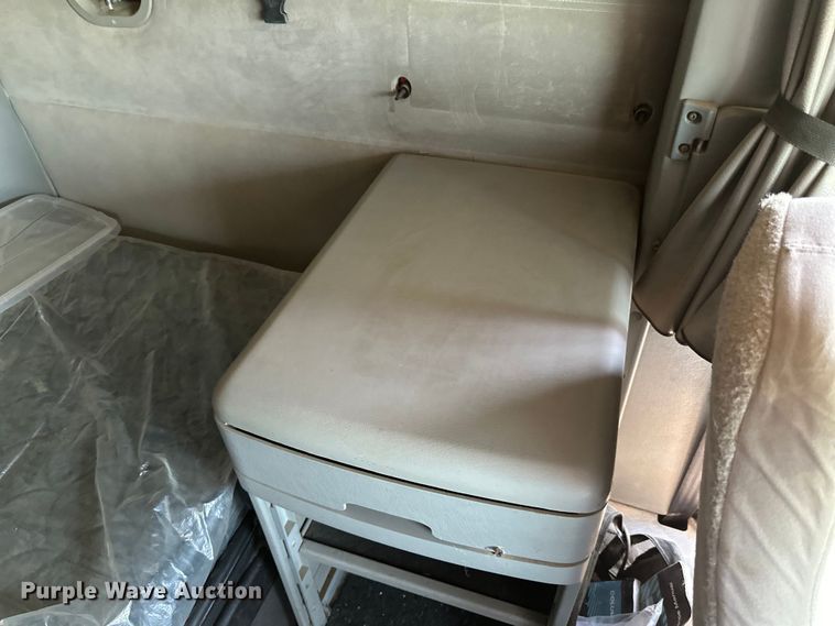 image for item DP8432 2006 Freightliner  Columbia semi truck