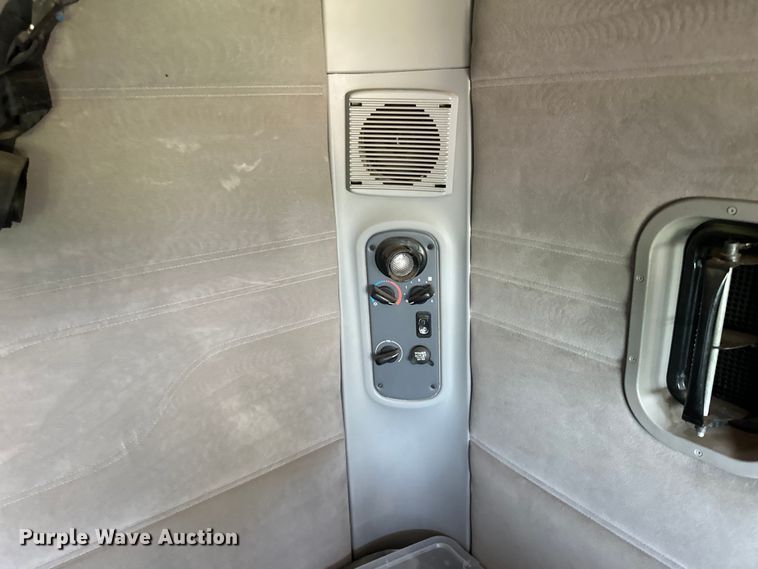 image for item DP8432 2006 Freightliner  Columbia semi truck