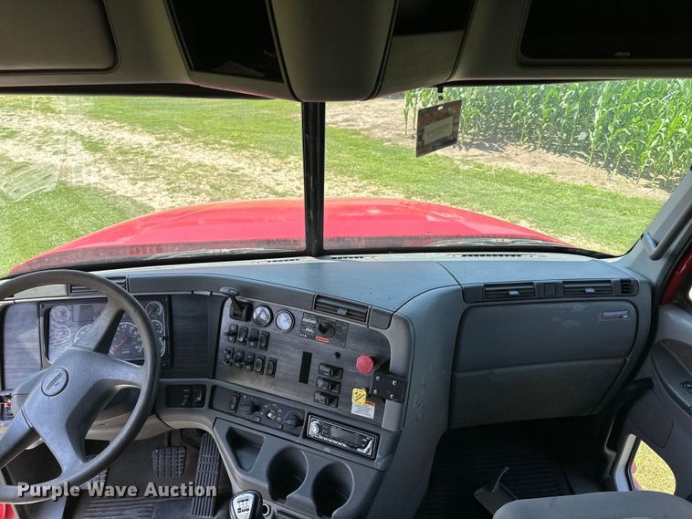 image for item DP8432 2006 Freightliner  Columbia semi truck