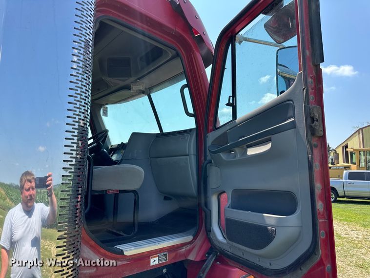 image for item DP8432 2006 Freightliner  Columbia semi truck