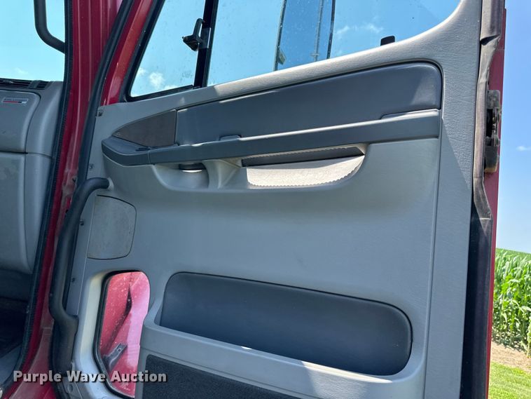 image for item DP8432 2006 Freightliner  Columbia semi truck