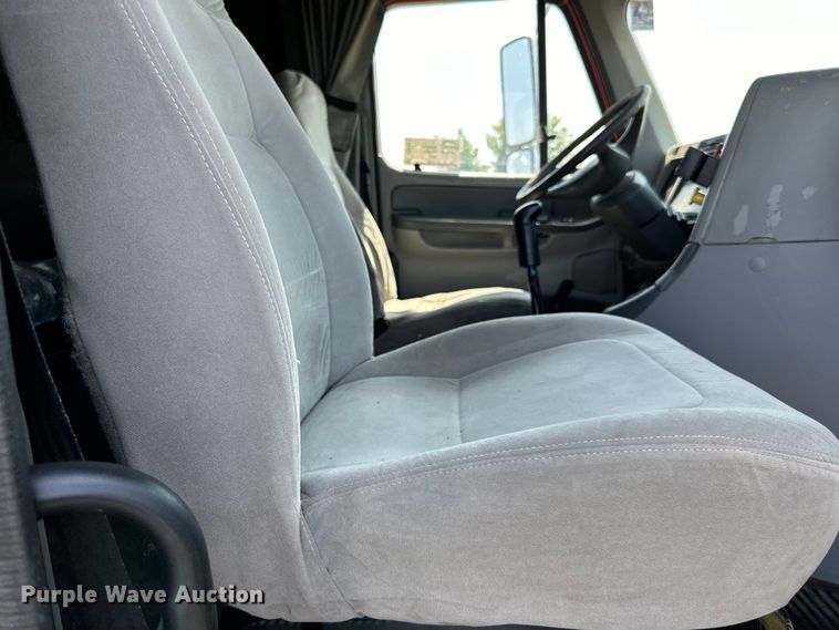 image for item DP8432 2006 Freightliner  Columbia semi truck