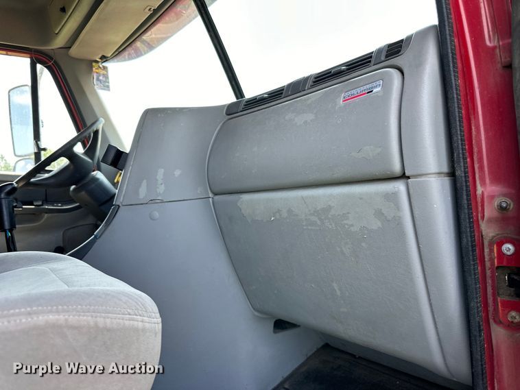 image for item DP8432 2006 Freightliner  Columbia semi truck