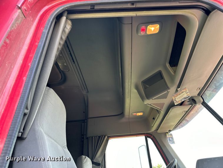 image for item DP8432 2006 Freightliner  Columbia semi truck