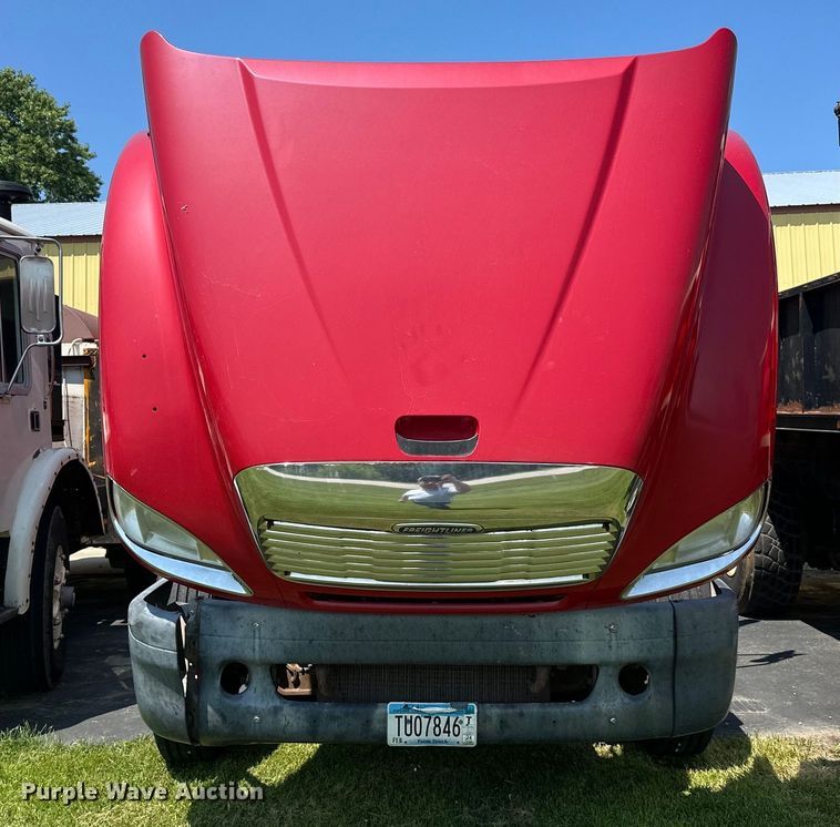 image for item DP8432 2006 Freightliner  Columbia semi truck