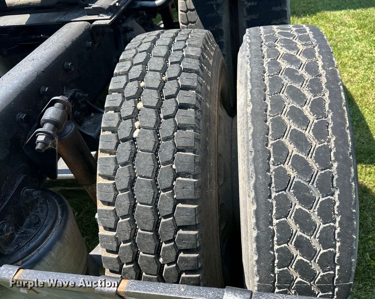 image for item DP8432 2006 Freightliner  Columbia semi truck