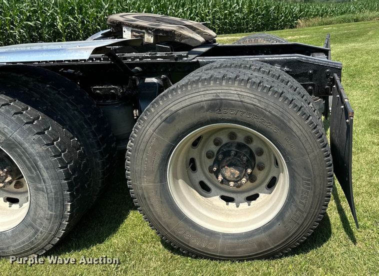 image for item DP8432 2006 Freightliner  Columbia semi truck