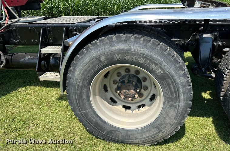 image for item DP8432 2006 Freightliner  Columbia semi truck