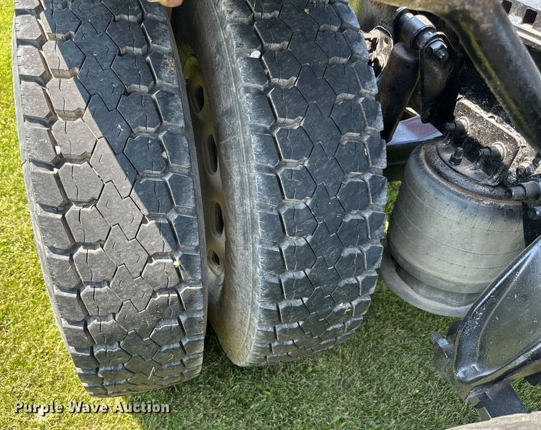 image for item DP8432 2006 Freightliner  Columbia semi truck