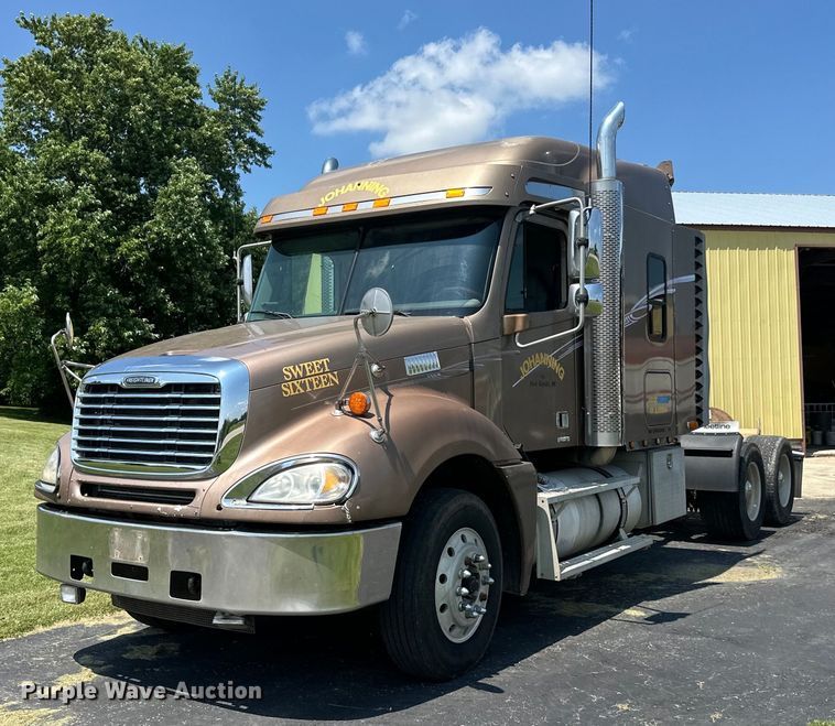 image for item DP8433 2003 Freightliner  Columbia  semi truck