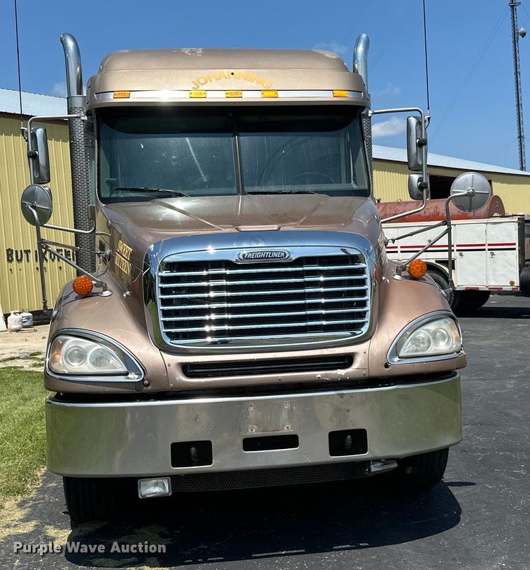 image for item DP8433 2003 Freightliner  Columbia  semi truck