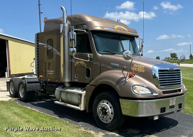 image for item DP8433 2003 Freightliner  Columbia  semi truck